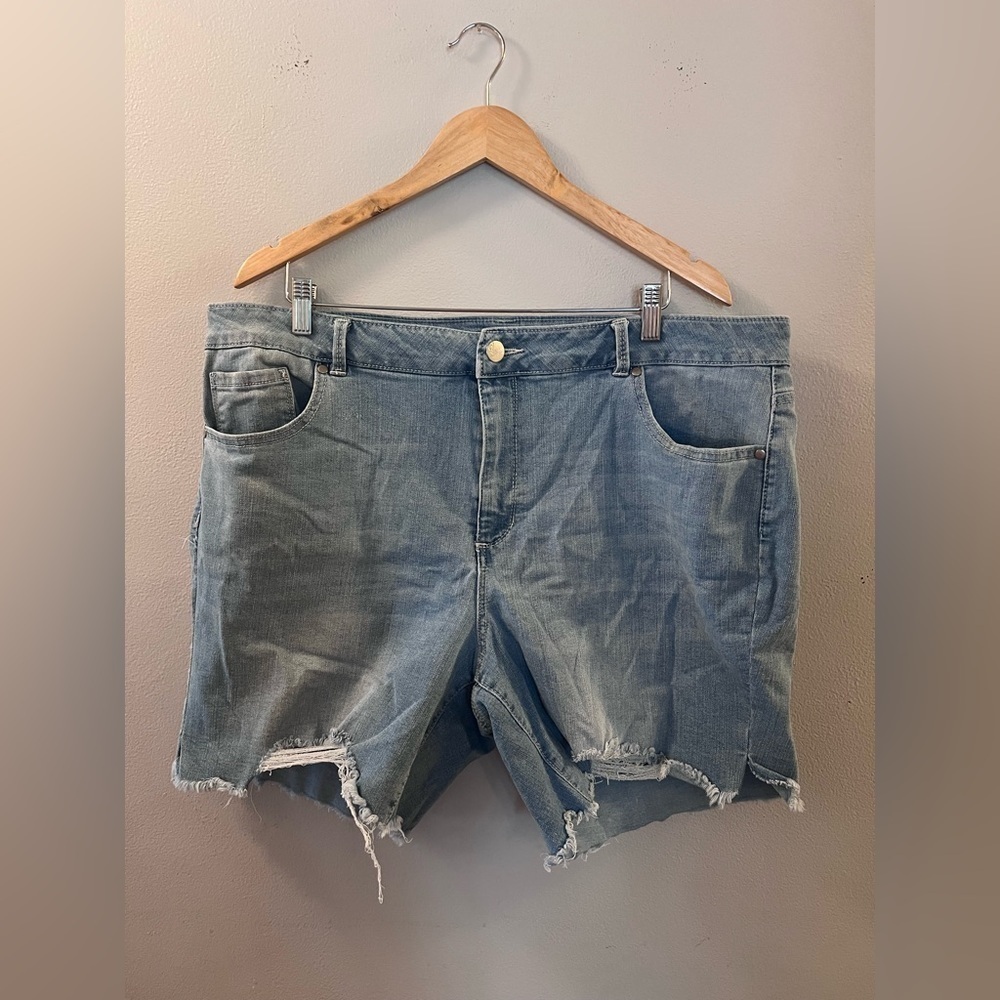 d.jeans Jeans Lightwash Denim Distressed Shorts Women’s Size 22